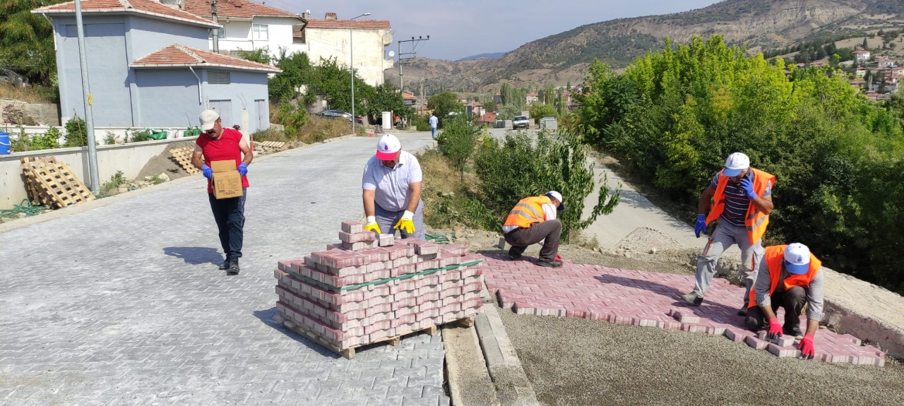 BAŞKAN ÜNLÜ İŞÇİLERLE PARKE TAŞI DÖŞEDİ